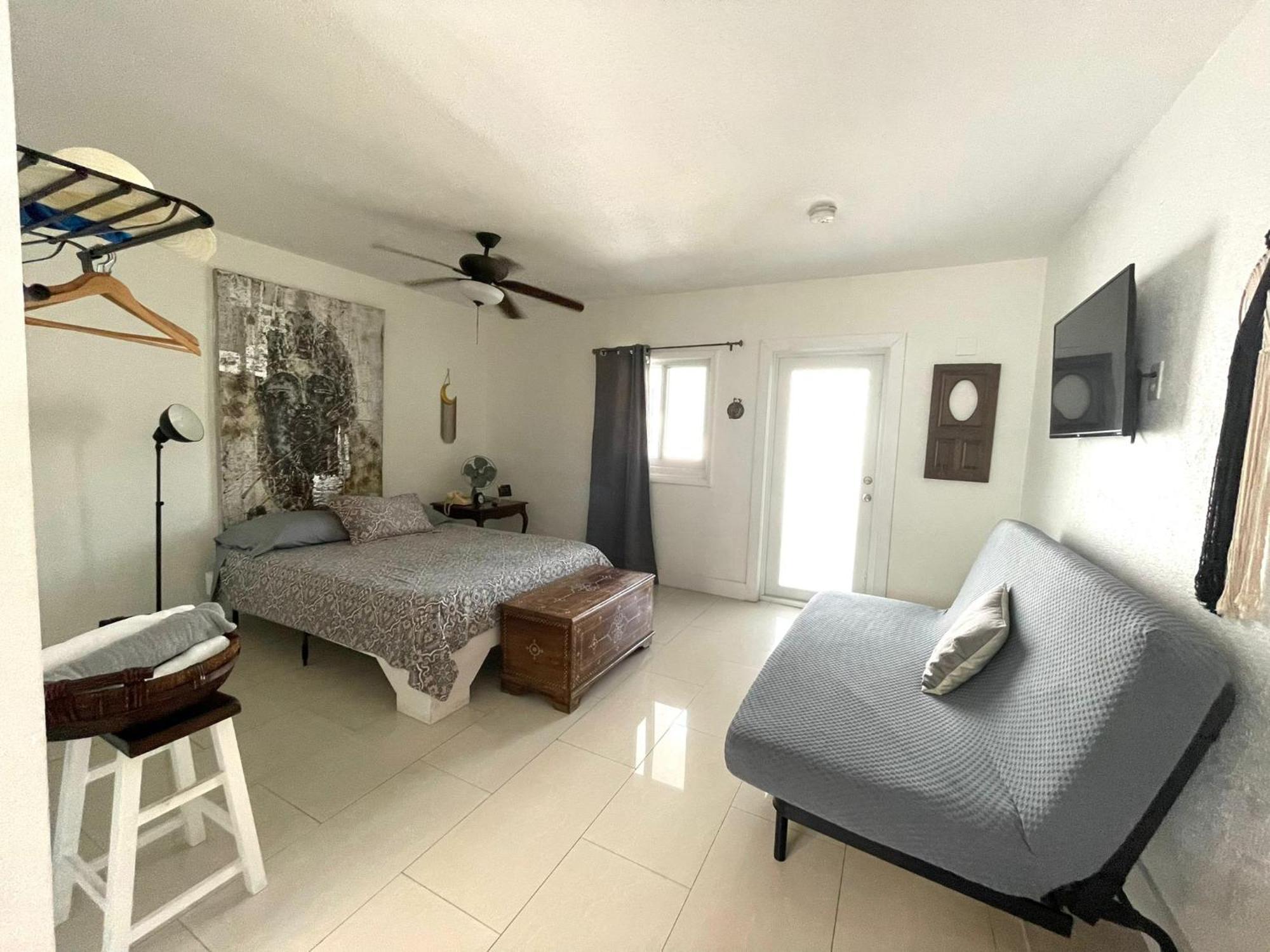 Private Studio Blocks From Coconut Grove Майами Экстерьер фото