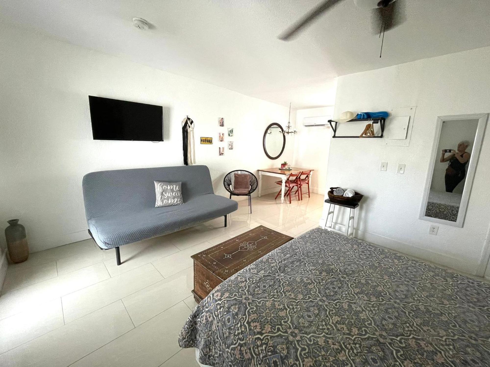 Private Studio Blocks From Coconut Grove Майами Экстерьер фото