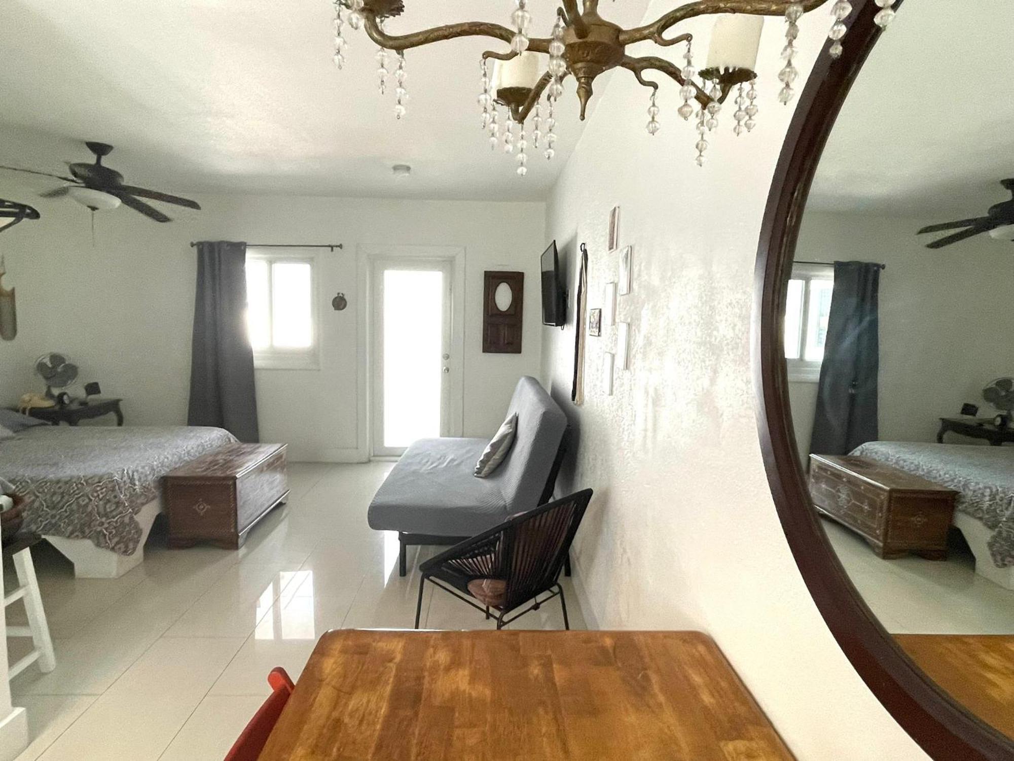 Private Studio Blocks From Coconut Grove Майами Экстерьер фото